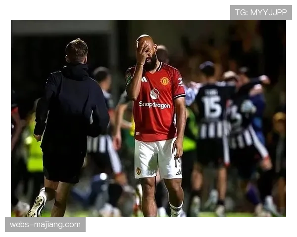 特写镜头：点球大战前，两队门将的心理博弈与细微动作