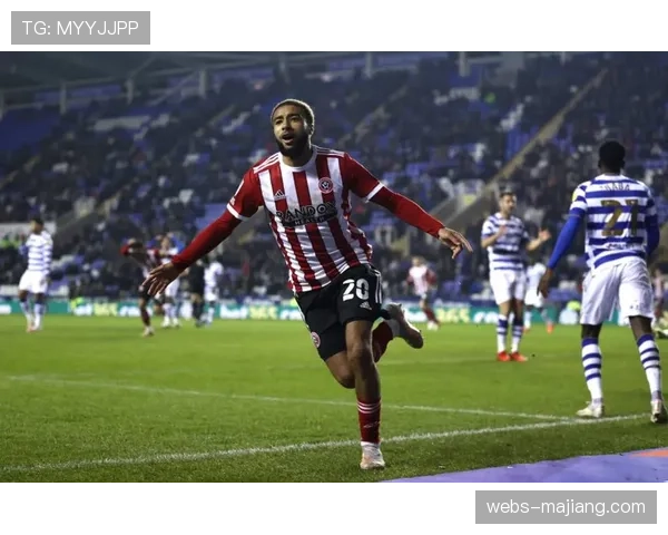 特写:谢菲尔德联队降级后,主场布拉莫巷体育场外球迷自发清理看台 特写:谢菲尔德联队降级后,主场布拉莫巷体育场外球迷自发清理看台